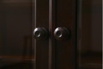 中古　北海道民芸家具　リメイク　脚付き　高級感が漂う収納棚(飾り棚、食器棚)(R-041274)