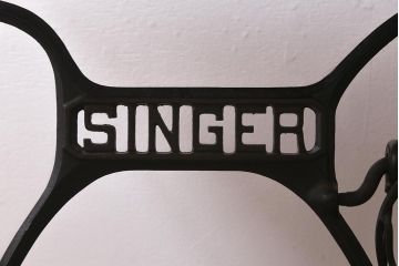 シンガー社(SINGER)　天板檜材　リメイク　レトロな雰囲気が魅力のミシンテーブル(シンガーミシン、サイドテーブル、カフェテーブル)(R-041275)
