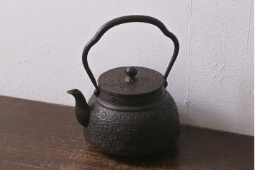 ビンテージ雑貨　桜模様　古い南部鉄瓶(鉄急須、茶道具)(R-041284)