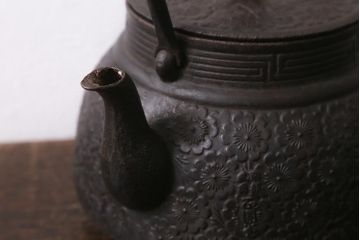 ビンテージ雑貨　桜模様　古い南部鉄瓶(鉄急須、茶道具)(R-041284)