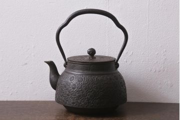 ビンテージ雑貨　桜模様　古い南部鉄瓶(鉄急須、茶道具)(R-041284)