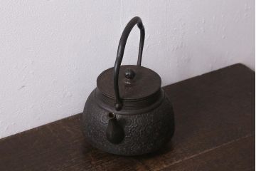 ビンテージ雑貨　桜模様　古い南部鉄瓶(鉄急須、茶道具)(R-041284)