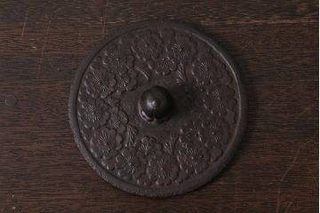 ビンテージ雑貨　桜模様　古い南部鉄瓶(鉄急須、茶道具)(R-041284)