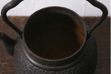 ビンテージ雑貨　桜模様　古い南部鉄瓶(鉄急須、茶道具)(R-041284)
