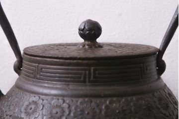 ビンテージ雑貨　桜模様　古い南部鉄瓶(鉄急須、茶道具)(R-041284)