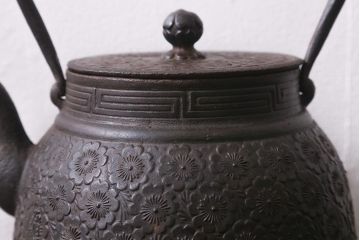 ビンテージ雑貨　桜模様　古い南部鉄瓶(鉄急須、茶道具)(R-041284)