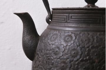 ビンテージ雑貨　桜模様　古い南部鉄瓶(鉄急須、茶道具)(R-041284)