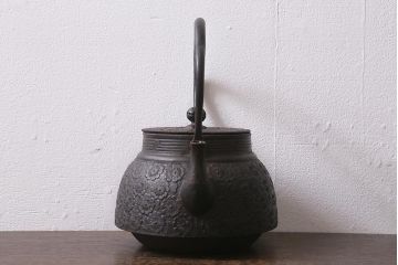 ビンテージ雑貨　桜模様　古い南部鉄瓶(鉄急須、茶道具)(R-041284)