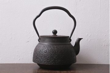 ビンテージ雑貨　桜模様　古い南部鉄瓶(鉄急須、茶道具)(R-041284)