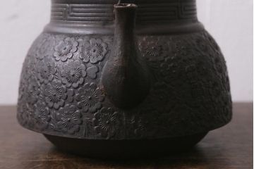 ビンテージ雑貨　桜模様　古い南部鉄瓶(鉄急須、茶道具)(R-041284)