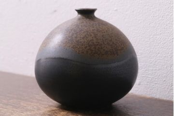 アンティーク雑貨　笠間焼　荒田耕治作　黒釉彩一輪挿花瓶(花器)(R-041294)