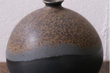 アンティーク雑貨　笠間焼　荒田耕治作　黒釉彩一輪挿花瓶(花器)(R-041294)