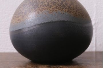 アンティーク雑貨　笠間焼　荒田耕治作　黒釉彩一輪挿花瓶(花器)(R-041294)