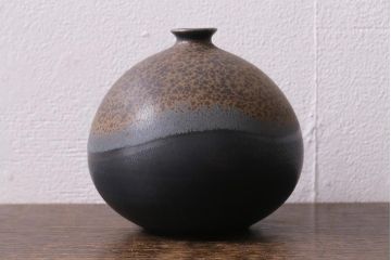 アンティーク雑貨　笠間焼　荒田耕治作　黒釉彩一輪挿花瓶(花器)(R-041294)
