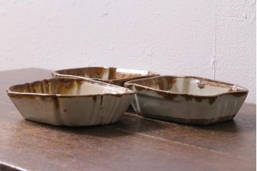 アンティーク雑貨　江戸明治期　時代物　古い美濃焼　変形皿(角皿、和食器)(R-041303)