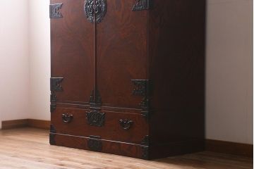 中古　伝統民芸家具　岩谷堂箪笥　漆塗り　みちのくA3型　味わい深い杢目が目を引く洋服タンス(ワードローブ)(R-041318)
