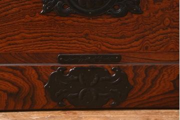 中古　伝統民芸家具　岩谷堂箪笥　漆塗り　みちのくA3型　味わい深い杢目が目を引く洋服タンス(ワードローブ)(R-041318)