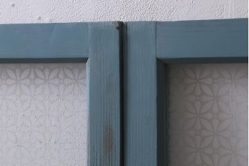 アンティーク建具　昭和初期　当店オリジナルガラス・花菱模様　レトロなブルーペイントのガラス窓2枚セット(ガラス戸、引き戸、建具)(R-041319)