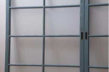 アンティーク建具　昭和初期　当店オリジナルガラス・花菱模様　レトロなブルーペイントのガラス窓2枚セット(ガラス戸、引き戸、建具)(R-041319)