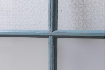 アンティーク建具　昭和初期　当店オリジナルガラス・花菱模様　レトロなブルーペイントのガラス窓2枚セット(ガラス戸、引き戸、建具)(R-041319)