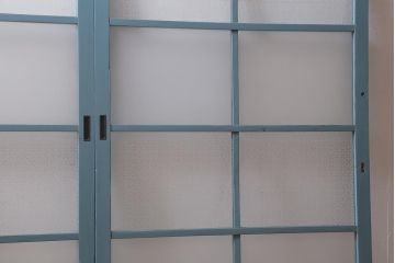 アンティーク建具　昭和初期　当店オリジナルガラス・花菱模様　レトロなブルーペイントのガラス窓2枚セット(ガラス戸、引き戸、建具)(R-041319)