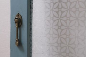 アンティーク建具　昭和初期　当店オリジナルガラス・花菱模様　レトロなブルーペイントのガラス窓2枚セット(ガラス戸、引き戸、建具)(R-041319)