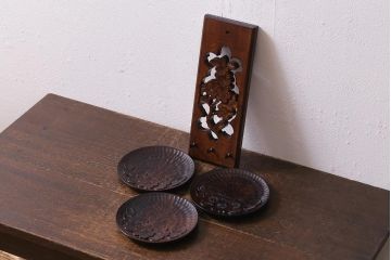 中古　伝統工芸　軽井沢彫り　桜の彫刻が魅力の小物セット(小皿3枚、キーフック)(R-041334)