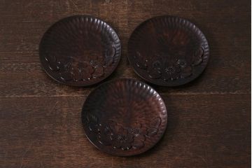 中古　伝統工芸　軽井沢彫り　桜の彫刻が魅力の小物セット(小皿3枚、キーフック)(R-041334)
