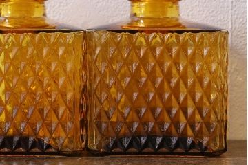 ヴィンテージ雑貨　箱付き　PASSED JGIA　アンバーガラスのデキャンタとショットグラスのセット(酒器、オルゴール、ビンテージ)(R-041336)