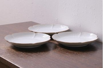 アンティーク雑貨　古民具・骨董　明治期　白磁陽刻変形皿(輪花、中皿)(R-041338)