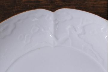 アンティーク雑貨　古民具・骨董　明治期　白磁陽刻変形皿(輪花、中皿)(R-041338)