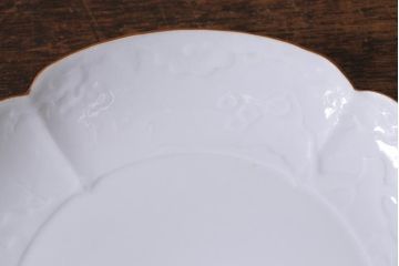 アンティーク雑貨　古民具・骨董　明治期　白磁陽刻変形皿(輪花、中皿)(R-041338)