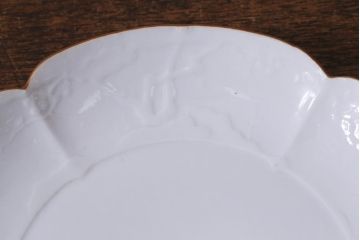 アンティーク雑貨　古民具・骨董　明治期　白磁陽刻変形皿(輪花、中皿)(R-041338)