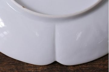 アンティーク雑貨　古民具・骨董　明治期　白磁陽刻変形皿(輪花、中皿)(R-041338)