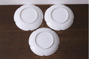 アンティーク雑貨　古民具・骨董　明治期　白磁陽刻変形皿(輪花、中皿)(R-041338)