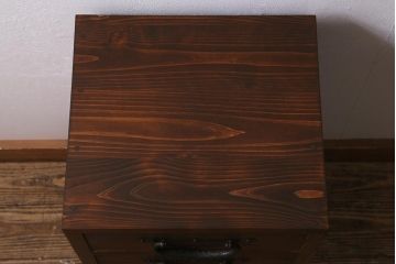 ラフジュ工房オリジナル　古金具リメイク　前板栗材　ヒノキ材　落ち着いた和の雰囲気漂う小引き出し(小物収納、サイドチェスト)(R-041359)