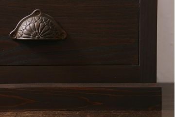 ラフジュ工房オリジナル　古金具リメイク　前板栗材　ヒノキ材　シックな引手の小引き出し(小物収納)(R-041362)