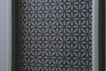 アンティーク建具　昭和中期　ペイント　当店オリジナルガラス・花菱模様　お洒落なガラス戸2枚セット(引き戸、建具)(R-041365)