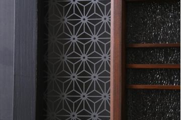 アンティーク建具　ダイヤガラス・当店オリジナルガラス入り　ブラックペイントがシックな木製ドア(扉、開き戸、建具)(R-041367)