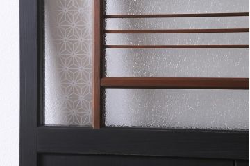 アンティーク建具　ダイヤガラス・当店オリジナルガラス入り　ブラックペイントがシックな木製ドア(扉、開き戸、建具)(R-041367)