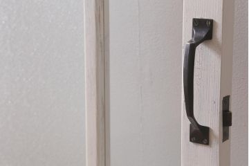 レトロ建具　ダイヤガラスと色ガラスがおしゃれなペイントドア(木製扉、開き戸、建具)(R-041368)