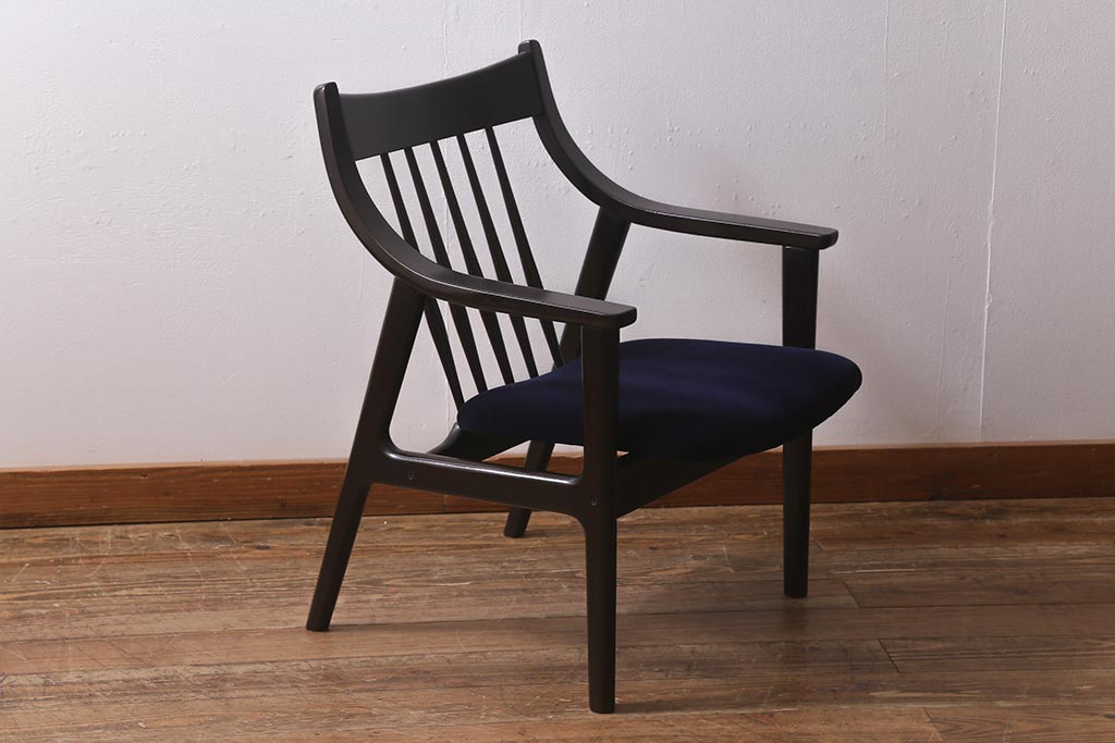 ヴィンテージ家具　落ち着きのある色味が魅力のシックなアームチェア(ダイニングチェア、椅子、ビンテージ)(R-041371)