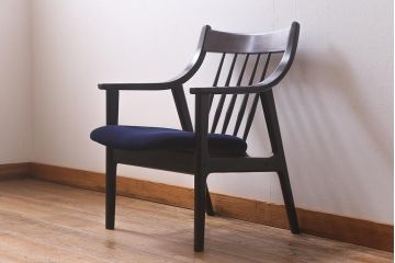 ヴィンテージ家具　落ち着きのある色味が魅力のシックなアームチェア(ダイニングチェア、椅子、ビンテージ)(R-041371)
