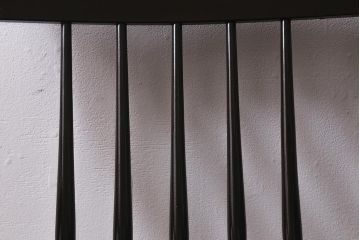 ヴィンテージ家具　落ち着きのある色味が魅力のシックなアームチェア(ダイニングチェア、椅子、ビンテージ)(R-041371)