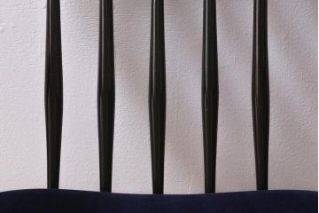 ヴィンテージ家具　落ち着きのある色味が魅力のシックなアームチェア(ダイニングチェア、椅子、ビンテージ)(R-041371)