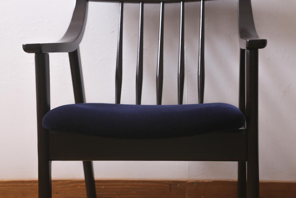 ヴィンテージ家具　落ち着きのある色味が魅力のシックなアームチェア(ダイニングチェア、椅子、ビンテージ)(R-041371)