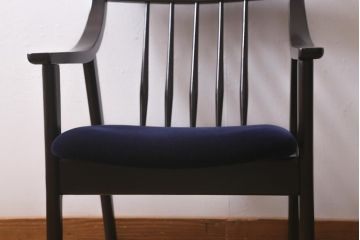 ヴィンテージ家具　落ち着きのある色味が魅力のシックなアームチェア(ダイニングチェア、椅子、ビンテージ)(R-041371)