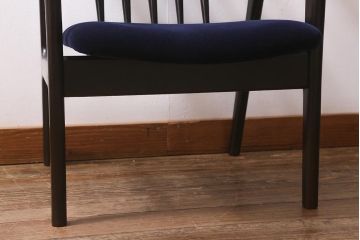 ヴィンテージ家具　落ち着きのある色味が魅力のシックなアームチェア(ダイニングチェア、椅子、ビンテージ)(R-041371)