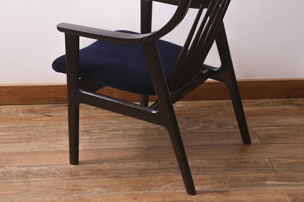 ヴィンテージ家具　落ち着きのある色味が魅力のシックなアームチェア(ダイニングチェア、椅子、ビンテージ)(R-041371)