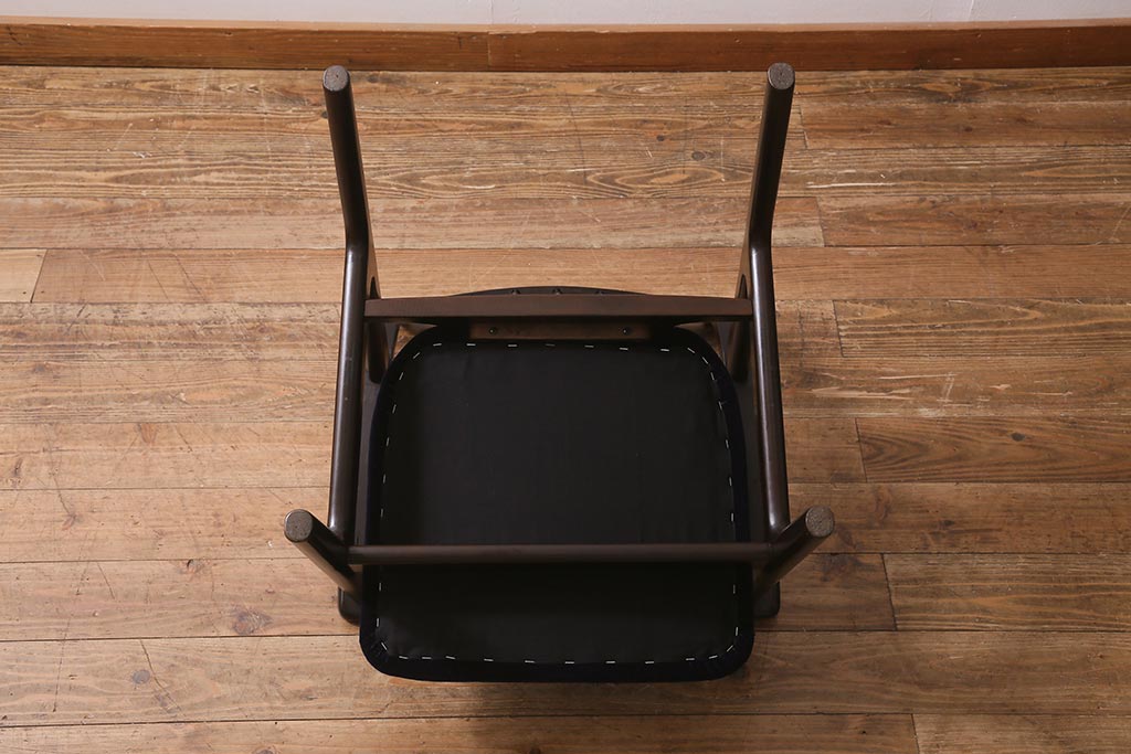 ヴィンテージ家具　落ち着きのある色味が魅力のシックなアームチェア(ダイニングチェア、椅子、ビンテージ)(R-041371)